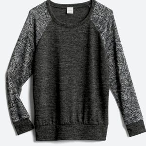 Patterned sleeve thin sweater